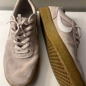 Men’s Nike SB Tiempo shoes - Size 9, EUC